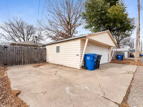 Exterior - 2350 31st St, Moline, IL 61265 photo 6 of 7