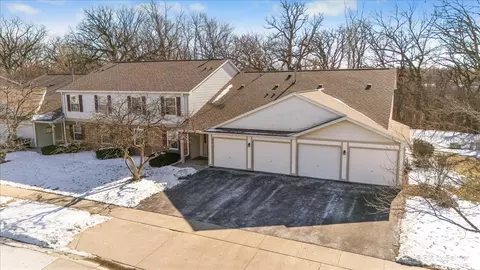 385 Woodview Cir #B, Elgin, IL 60120