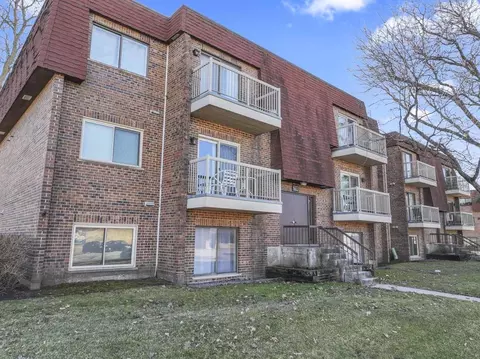 605 W Central Rd #C1, Mount Prospect, IL 60056