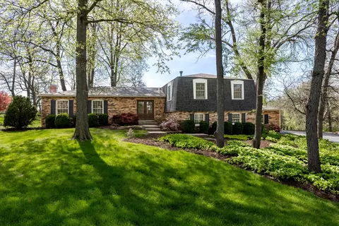 3 Gingerwood Ln, Bettendorf, IA 52722