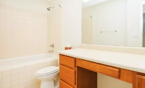 Bath - 38 Rounds Rd, Bloomington, IL 61704 photo 1 of 2