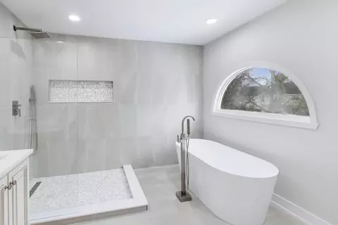 Bath - 1137 Fieldstone Ln, Bartlett, IL 60103 photo 3 of 4