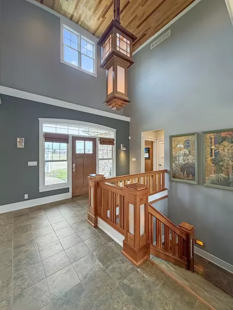 Entry Way - 1121 Lawn Pl, Freeport, IL 61032 photo 2 of 8