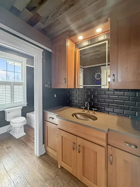 Bath - 1121 Lawn Pl, Freeport, IL 61032 photo 1 of 6