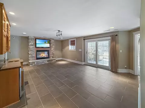 Living - 1121 Lawn Pl, Freeport, IL 61032 photo 2 of 2
