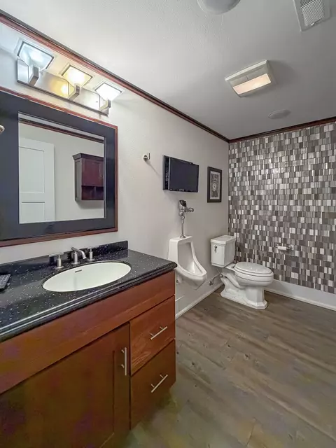 Bath - 1121 Lawn Pl, Freeport, IL 61032 photo 6 of 6