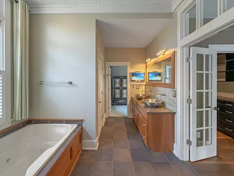 Bath - 1121 Lawn Pl, Freeport, IL 61032 photo 5 of 6