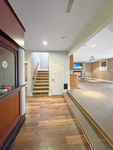 Entry Way - 1121 Lawn Pl, Freeport, IL 61032 photo 6 of 8