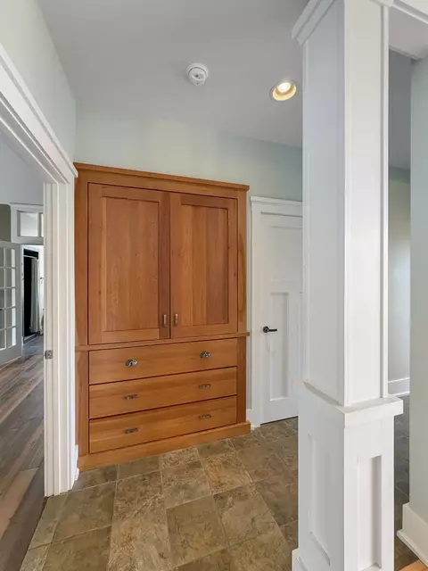 Entry Way - 1121 Lawn Pl, Freeport, IL 61032 photo 5 of 8