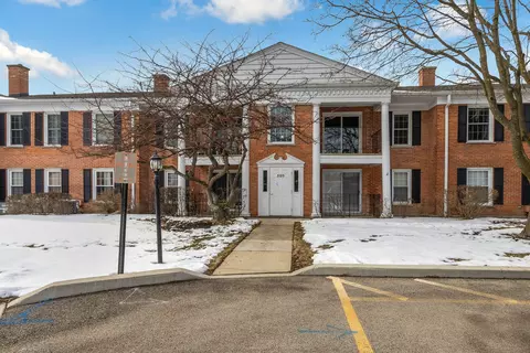 520 Shorely Dr #201, Barrington, IL 60010