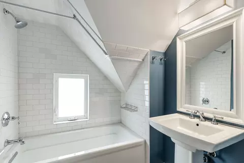 Bath - 4252 N Bernard St, Chicago, IL 60618 photo 2 of 2