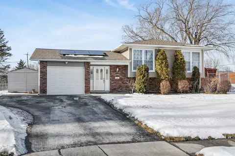 7704 Knotty Pine Ct, Woodridge, IL 60517