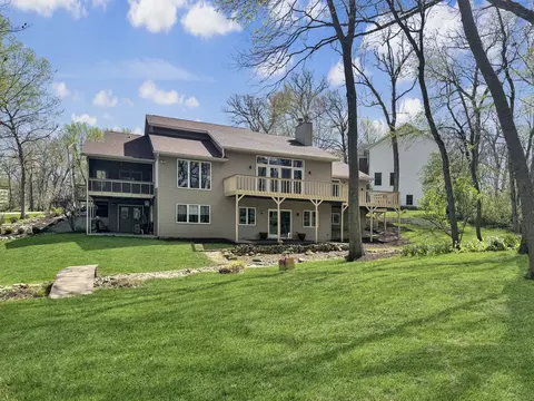 1669 Barberry Cir, Freeport, IL 61032