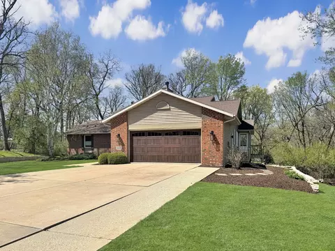 1669 Barberry Cir, Freeport, IL 61032
