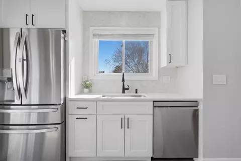 Kitchen - 396 Nantucket Ct, Bartlett, IL 60103 photo 4 of 7
