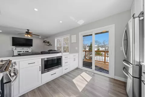 Kitchen - 396 Nantucket Ct, Bartlett, IL 60103 photo 5 of 7
