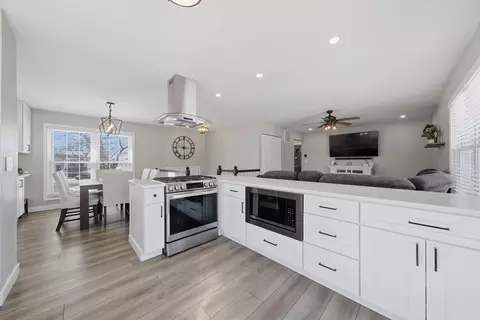 Kitchen - 396 Nantucket Ct, Bartlett, IL 60103 photo 7 of 7