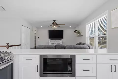 Kitchen - 396 Nantucket Ct, Bartlett, IL 60103 photo 6 of 7