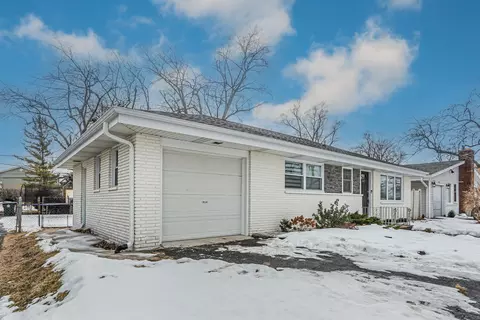 2417 Sand Lake Rd, Lindenhurst, IL 60046