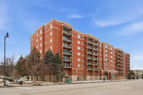 650 S River Rd #801, Des Plaines, IL 60016