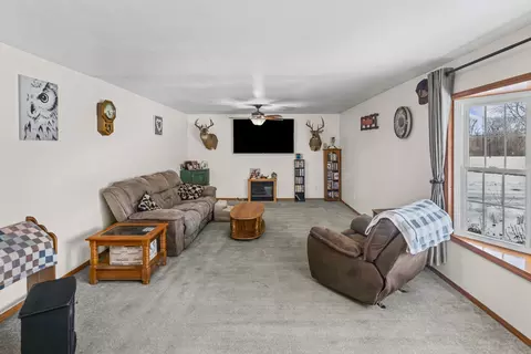 Living - 3192 Nation Rd, Salem, IL 62881 photo 2 of 4