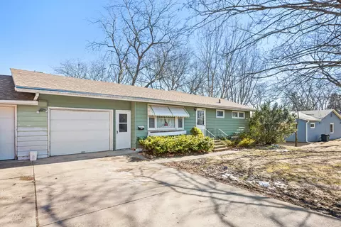 212 Kishwaukee Dr, Sycamore, IL 60178