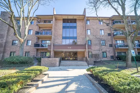 714 Walnut Dr #205, Darien, IL 60561