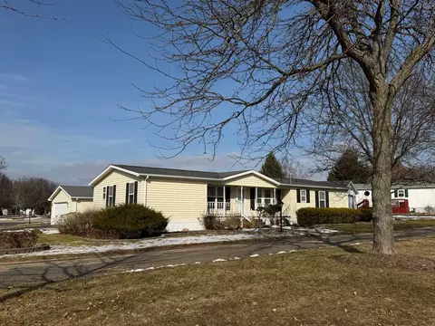 704 Cherokee Trl, Marengo, IL 60152