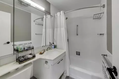 Bath - Undisclosed, Chicago, IL 60601 photo 1 of 2