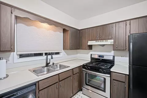 Kitchen - 840 Sheldon Ct #B, Wheaton, IL 60189 photo 1 of 2