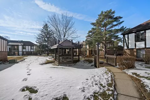 Exterior - 840 Sheldon Ct #B, Wheaton, IL 60189 photo 4 of 4