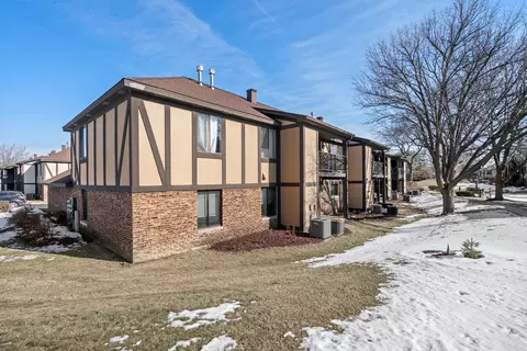 Exterior - 840 Sheldon Ct #B, Wheaton, IL 60189 photo 3 of 4