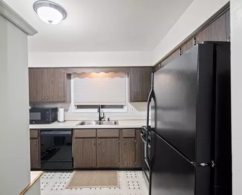 Kitchen - 840 Sheldon Ct #B, Wheaton, IL 60189 photo 2 of 2
