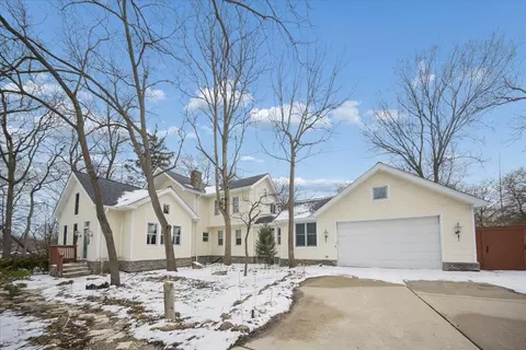 215 E Pine Ave, Roselle, IL 60172