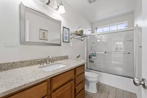 Bath - 2022 Torino Dr, Elgin, IL 60123 photo 4 of 4