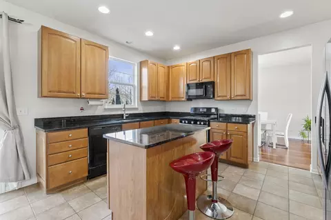 Kitchen - 2022 Torino Dr, Elgin, IL 60123 photo 6 of 7