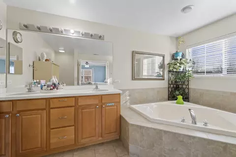 Bath - 2022 Torino Dr, Elgin, IL 60123 photo 2 of 4