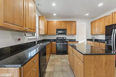 Kitchen - 2022 Torino Dr, Elgin, IL 60123 photo 4 of 7
