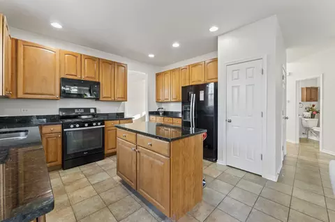 Kitchen - 2022 Torino Dr, Elgin, IL 60123 photo 5 of 7