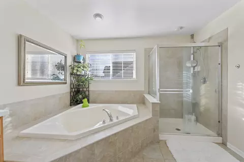 Bath - 2022 Torino Dr, Elgin, IL 60123 photo 3 of 4