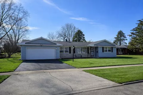 516 Lincolnshire Dr, Sycamore, IL 60178