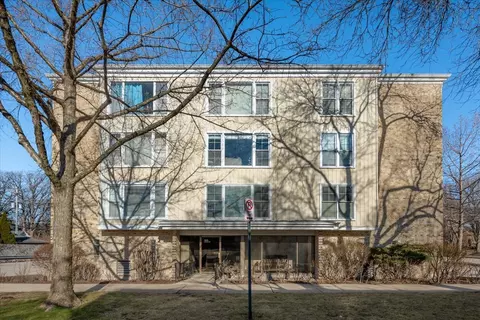 601 Ridge Rd #202, Wilmette, IL 60091
