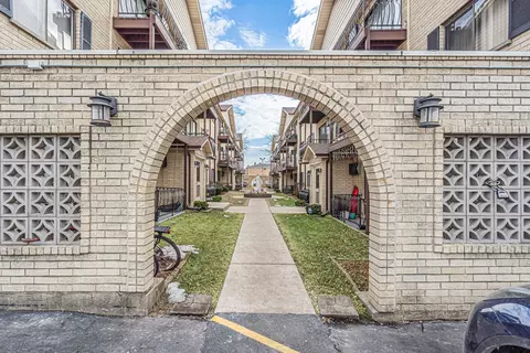 7224 W Wrightwood Ave #206, Elmwood Park, IL 60707