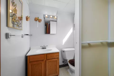 Bath - 3709 9th Ave, Moline, IL 61265 photo 2 of 3