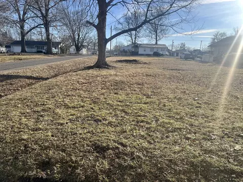 625 N Marion Ave, Salem, IL 62881