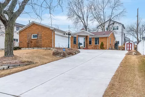 3812 N Thornwood Ave, Davenport, IA 52806