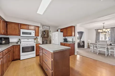 Kitchen - 85 Carriage Dr, Morris, IL 60450 photo 3 of 4