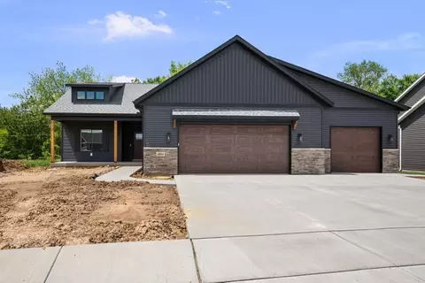 4804 Willow Cir, Davenport, IA 52806