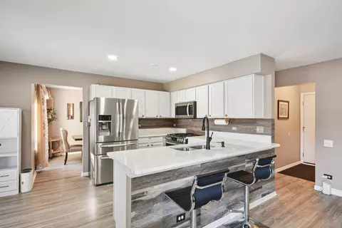 Kitchen - 521 Ivory Ln, Bartlett, IL 60103 photo 2 of 2