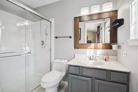 Bath - 521 Ivory Ln, Bartlett, IL 60103 photo 2 of 3